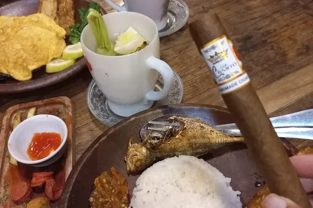 Kadang Keinginan Terhadap Makanan Bukan Hanya Ingin Menikmati Makanan Itu. Tapi Ada Hal Lain Seperti Tempatnya Yg Nyaman Kangen Dg Orang2nya Dll. Begitu Pula Cerutu. Nikmatnya Bukan Hanya Pada Cerutun 1 E1751535500648