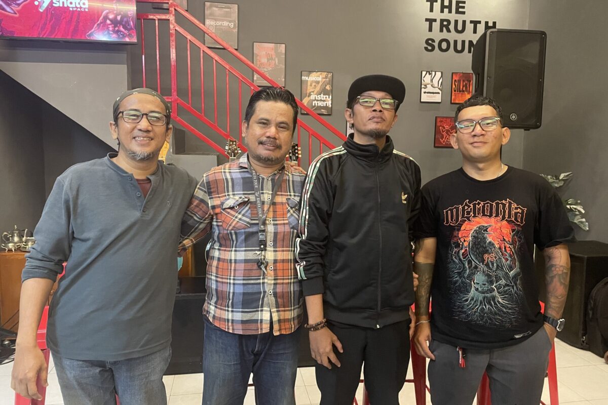 distorsi panggung perak