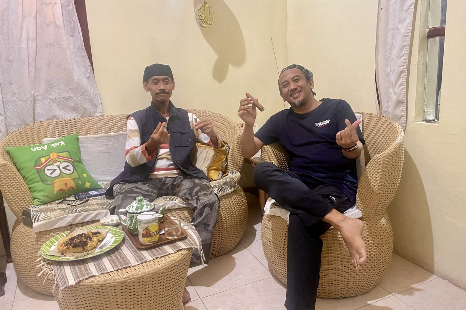 cerutu, kopi, dan batu bernyanyi
