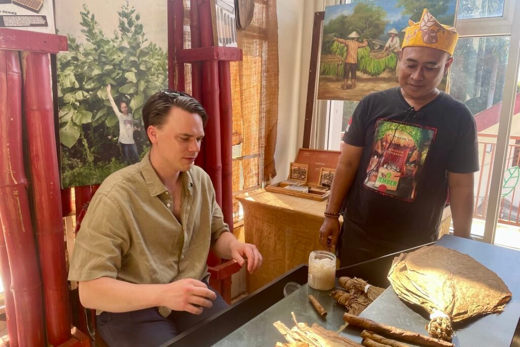 cigar hand rolling demo